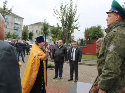 В Новозыбкове в День города увековечили память участников боевых действий. Новосооруженный памятный знак освятил Благочинный Новозыбковского церковного округа