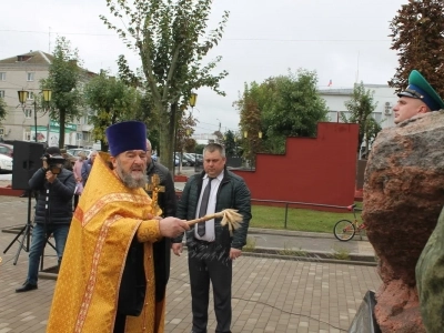 В Новозыбкове в День города увековечили память участников боевых действий. Новосооруженный памятный знак освятил Благочинный Новозыбковского церковного округа