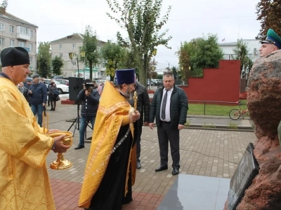 В Новозыбкове в День города увековечили память участников боевых действий. Новосооруженный памятный знак освятил Благочинный Новозыбковского церковного округа