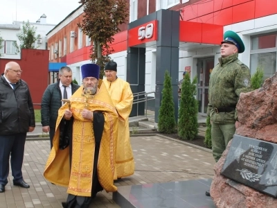 В Новозыбкове в День города увековечили память участников боевых действий. Новосооруженный памятный знак освятил Благочинный Новозыбковского церковного округа