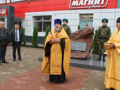 В Новозыбкове в День города увековечили память участников боевых действий. Новосооруженный памятный знак освятил Благочинный Новозыбковского церковного округа