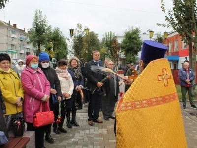 В Новозыбкове в День города увековечили память участников боевых действий. Новосооруженный памятный знак освятил Благочинный Новозыбковского церковного округа