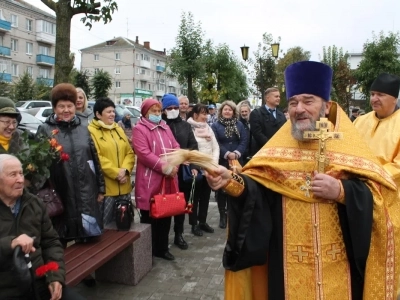 В Новозыбкове в День города увековечили память участников боевых действий. Новосооруженный памятный знак освятил Благочинный Новозыбковского церковного округа