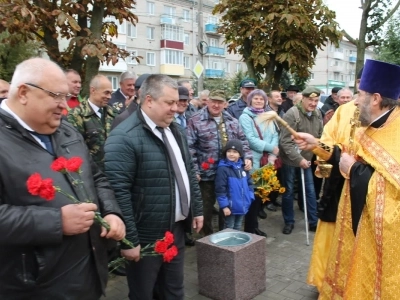 В Новозыбкове в День города увековечили память участников боевых действий. Новосооруженный памятный знак освятил Благочинный Новозыбковского церковного округа