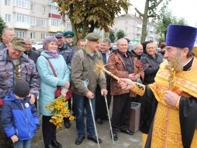 В Новозыбкове в День города увековечили память участников боевых действий. Новосооруженный памятный знак освятил Благочинный Новозыбковского церковного округа