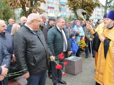 В Новозыбкове в День города увековечили память участников боевых действий. Новосооруженный памятный знак освятил Благочинный Новозыбковского церковного округа