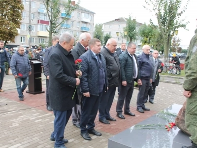 В Новозыбкове в День города увековечили память участников боевых действий. Новосооруженный памятный знак освятил Благочинный Новозыбковского церковного округа