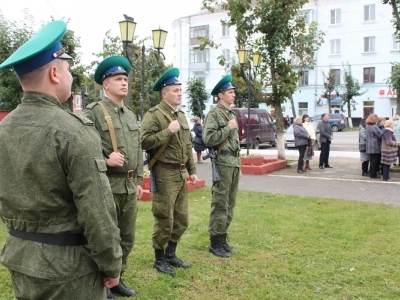 В Новозыбкове в День города увековечили память участников боевых действий. Новосооруженный памятный знак освятил Благочинный Новозыбковского церковного округа