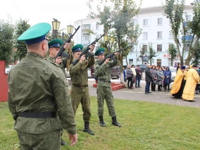 В Новозыбкове в День города увековечили память участников боевых действий. Новосооруженный памятный знак освятил Благочинный Новозыбковского церковного округа