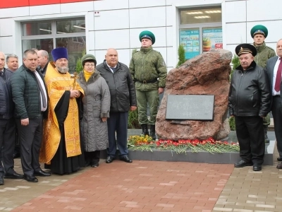 В Новозыбкове в День города увековечили память участников боевых действий. Новосооруженный памятный знак освятил Благочинный Новозыбковского церковного округа