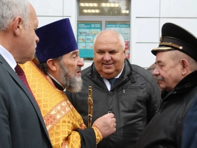 В Новозыбкове в День города увековечили память участников боевых действий. Новосооруженный памятный знак освятил Благочинный Новозыбковского церковного округа