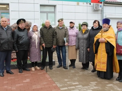 В Новозыбкове в День города увековечили память участников боевых действий. Новосооруженный памятный знак освятил Благочинный Новозыбковского церковного округа