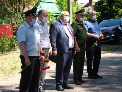 Еще молимся о упокоении душ приснопамятных вождей и воинов за веру и Отечество на поли брани жизнь свою положивших, от ран и глада скончавшихся, в пленении и горьких работах невинно умученных и убиенных и всех Победы ради потрудившихся, и о еже проститися им всякому прегрешению вольному и невольному. Господи, помилуй!