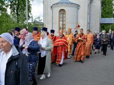 В Неделю 4-ю по Пасхе, о расслабленом, Епископ Клинцовский и Трубчевский Владимир совершил Литургию в городе Новозыбкове