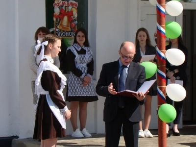 Последний звонок в Новобобовичской школе Новозыбковского района: Священник напутствовал выпускников. Да благословит Бог ваши добрые начинания и благие свершения !