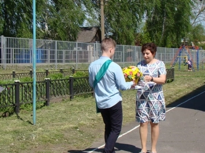 Последний звонок в Новобобовичской школе Новозыбковского района: Священник напутствовал выпускников. Да благословит Бог ваши добрые начинания и благие свершения !