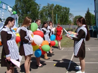 Последний звонок в Новобобовичской школе Новозыбковского района: Священник напутствовал выпускников. Да благословит Бог ваши добрые начинания и благие свершения !