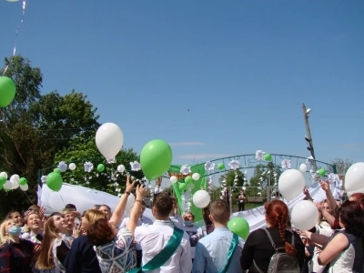 Последний звонок в Новобобовичской школе Новозыбковского района: Священник напутствовал выпускников. Да благословит Бог ваши добрые начинания и благие свершения !