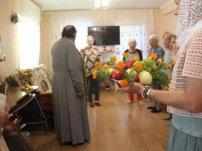 Новозыбковское благочиние: В День празднования Преображения Господня, священник посетил постояльцев АНО «Центр помощи пожилым людям и инвалидам «Мы вместе» города Новозыбкова