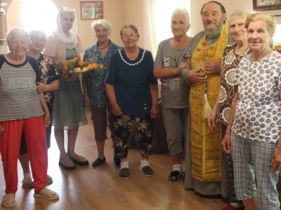 Новозыбковское благочиние: В День празднования Преображения Господня, священник посетил постояльцев АНО «Центр помощи пожилым людям и инвалидам «Мы вместе» города Новозыбкова