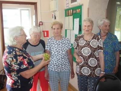 Новозыбковское благочиние: В День празднования Преображения Господня, священник посетил постояльцев АНО «Центр помощи пожилым людям и инвалидам «Мы вместе» города Новозыбкова