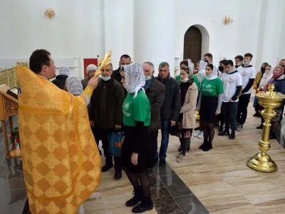 Православная молодежь Новозыбковского благочиния и волонтерский отряд «От сердце к сердцу» Новозыбковского профессионально-педагогического колледжа молились за Архиерейским богослужением в Кафедральном Богоявленском соборе Клинцовской Епархии