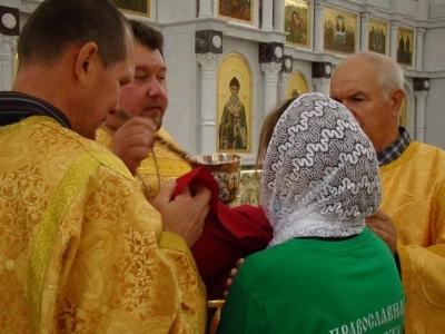 Православная молодежь Новозыбковского благочиния и волонтерский отряд «От сердце к сердцу» Новозыбковского профессионально-педагогического колледжа молились за Архиерейским богослужением в Кафедральном Богоявленском соборе Клинцовской Епархии