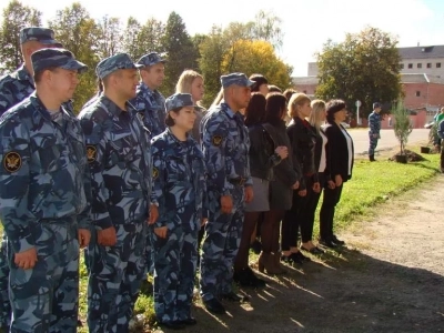 В память об освободителях Новозыбковской земли от немецко-фашистских захватчиков, на одной из центральных улиц города, в ознаменование 75-летия Великой Победы, высажена Аллея памяти