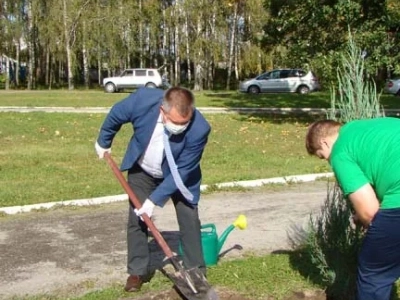 В память об освободителях Новозыбковской земли от немецко-фашистских захватчиков, на одной из центральных улиц города, в ознаменование 75-летия Великой Победы, высажена Аллея памяти