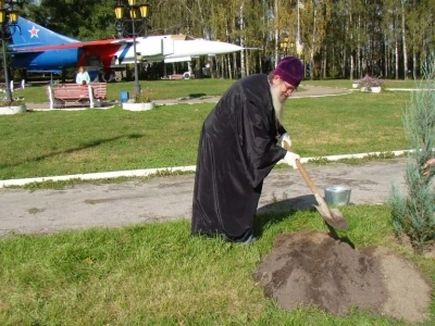 В память об освободителях Новозыбковской земли от немецко-фашистских захватчиков, на одной из центральных улиц города, в ознаменование 75-летия Великой Победы, высажена Аллея памяти