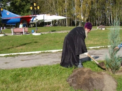 В память об освободителях Новозыбковской земли от немецко-фашистских захватчиков, на одной из центральных улиц города, в ознаменование 75-летия Великой Победы, высажена Аллея памяти