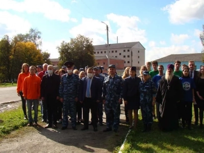 В память об освободителях Новозыбковской земли от немецко-фашистских захватчиков, на одной из центральных улиц города, в ознаменование 75-летия Великой Победы, высажена Аллея памяти