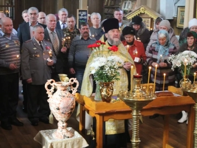 Еще молимся о упокоении воинов, жизнь свою на поле брани положивших ! В день Сретения Господня, а также в день 31-й годовщины вывода советских войск из Афганистана, в соборном храме Новозыбковского благочиния совершена панихида о всех воинах, погибших в локальных вооруженных конфликтах